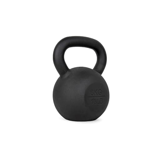 Schwarze Kettlebell aus Gusseisen mit Gewichtsangabe 6 KG vor weißem Hintergrund