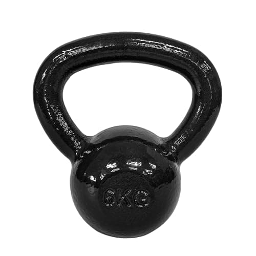 Schwarze Kettlebell aus Gusseisen mit Aufschrift 6KG vor weißem Hintergrund