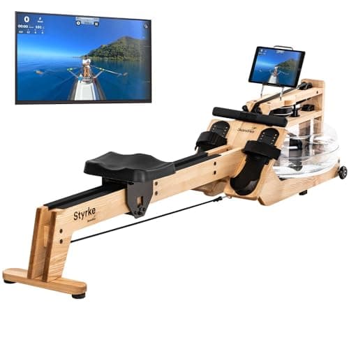 Wasserrudergerät aus hellem Holz mit Tablet-Halterung, daneben Monitor mit Ruder-App, weißer Hintergrund