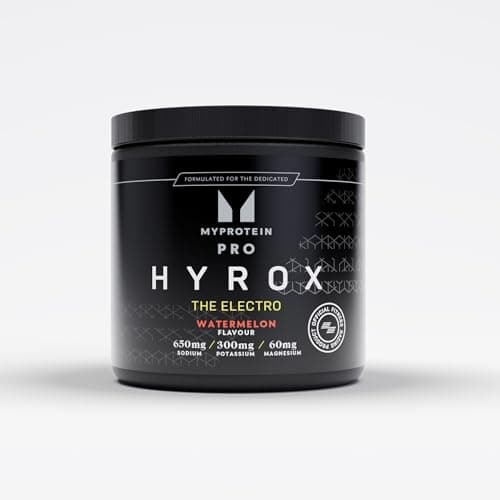 Schwarze Pulverdose Myprotein Pro Hyrox The Electro Watermelon vor hellgrauem Hintergrund