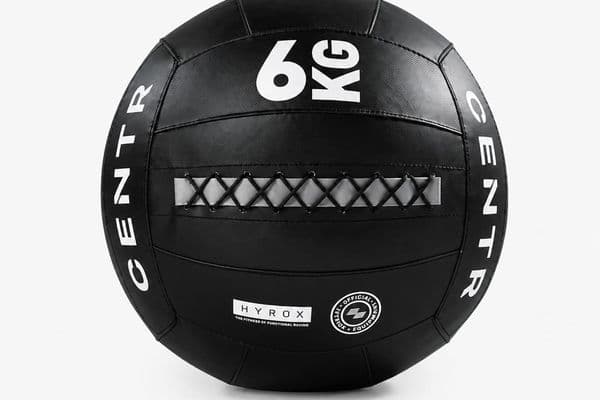 Schwarzer 6-kg-Medizinball von CENTR x HYROX, freigestellt auf weißem Hintergrund - Wall Ball für Functional Fitness, Hyrox-Training und Kraftausdauer