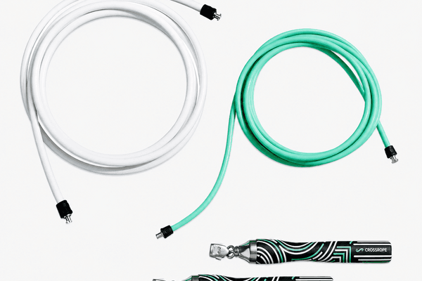 Crossrope Get Lean Springseil-Set mit zwei austauschbaren Seilen in Weiß und Türkis sowie ergonomischen Griffen im modernen Design. Das hochwertige Fitness-Springseil eignet sich ideal für Cardio-Training, HIIT-Workouts, Gewichtsverlust und effektives Ganzkörpertraining zu Hause oder im Gym